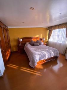 um quarto com uma cama grande num quarto em Hermosa casa con gran ubicación em Bogotá