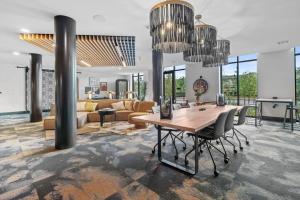 uma sala de estar com uma mesa e um sofá em Irvine Luxury & Modern Home em Santa Ana