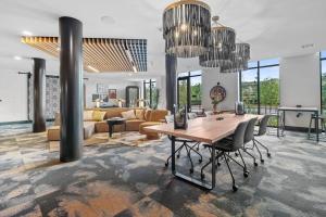 una sala de estar con una mesa y un sofá en Irvine Luxury & Modern Home, en Santa Ana