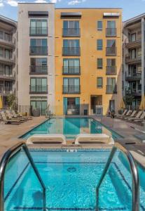 uma piscina em frente a um edifício de apartamentos em Irvine Luxury & Modern Home em Santa Ana