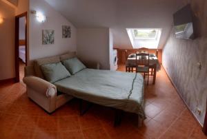 - un salon avec un canapé et une table dans l'établissement Apartamento Río Gallo, à Cuntis