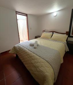 ein Schlafzimmer mit einem Bett und einem Handtuch darauf in der Unterkunft Anhyali Hospedaje in Villa de Leyva