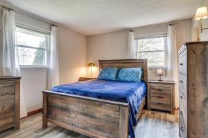 Ένα ή περισσότερα κρεβάτια σε δωμάτιο στο Quaint Economy Retreat with Patio and Spacious Yard!
