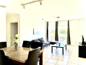 ein Wohnzimmer mit einem Sofa und einem Tisch in der Unterkunft Private bedroom in Miami Coral Gables in Miami