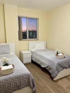 1 Schlafzimmer mit 2 Betten und einem Fenster in der Unterkunft Private bedroom in Miami Coral Gables in Miami