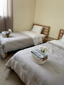 Gulta vai gultas numurā naktsmītnē Private bedroom in Miami Coral Gables