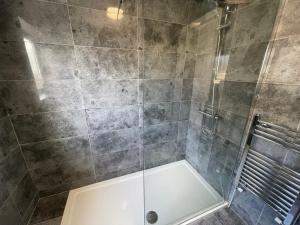 uma casa de banho com um chuveiro e uma porta de vidro em RYAN I AIR I BNB - 458 Mill Street - Free Parking em Liverpool