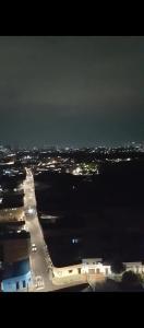 eine Luftansicht eines Parkplatzes in der Nacht in der Unterkunft MaoMix in Bucaramanga