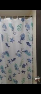 einen Duschvorhang mit Vögeln im Bad in der Unterkunft MaoMix in Bucaramanga
