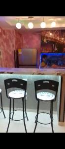 dos sillas sentadas en un mostrador en un bar en MaoMix, en Bucaramanga
