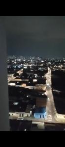 Blick auf die Stadt in der Nacht mit Lichtern in der Unterkunft MaoMix in Bucaramanga