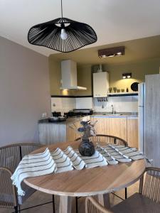 a dining room table with chairs and a kitchen at Ginkgo Patagonia in El Bolsón