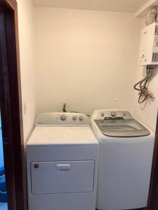 un pequeño lavadero con lavadora y secadora en Apartamento en Vista Hermosa, Santo Domingo Este, en Cancino