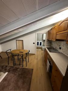 - une cuisine et une salle à manger avec une table et des chaises dans l'établissement Wild bed & breakfast, à Fiorano Modenese