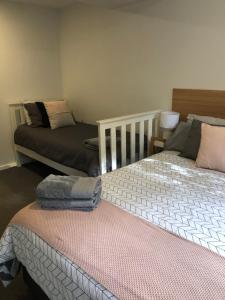 Letto o letti in una camera di Whispering Gums - Ocean Views, Pet Friendly, EV UNIT 7kW for electric cars, Sleeps 7