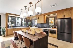 Η κουζίνα ή μικρή κουζίνα στο Luxury Modern Apt in Irvine +4 φωτογραφίες