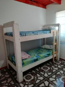 Ce dortoir comprend 2 lits superposés. dans l'établissement Cabañas Ezequiel, à Villa Carlos Paz