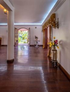 an empty hallway with a vase with flowers in it at Casa do Casal - Altura in Altura +27 photos