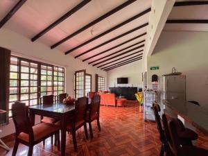 uma cozinha e sala de jantar com mesa e cadeiras em Paraiso Cocora em Salento