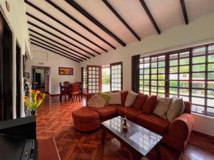 - un salon avec un canapé et une table dans l'établissement Paraiso Cocora, à Salento