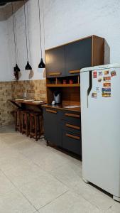 Kuchyň nebo kuchyňský kout v ubytování Casinha Aconchegante no 3° Melhor Clima do Mundo.