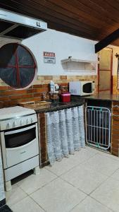 Virtuvė arba virtuvėlė apgyvendinimo įstaigoje Casinha Aconchegante no 3° Melhor Clima do Mundo.