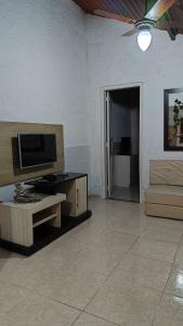 TV a/nebo společenská místnost v ubytování Casinha Aconchegante no 3° Melhor Clima do Mundo.