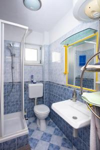 Koupelna v ubytování Apartment Rogoznica 17129b + 25 fotografií