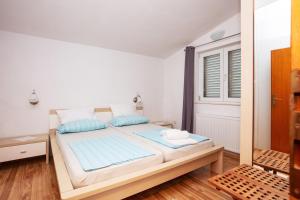 Postel nebo postele na pokoji v ubytování Apartments by the sea Rogoznica - 17129