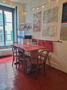 ein Esszimmer mit Tisch und Stühlen in der Unterkunft À côté du lac in Vevey