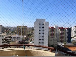 Blick auf eine Stadt mit hohen Gebäuden in der Unterkunft Apartamento Mobiliado com Área de Lazer in Caldas Novas