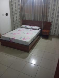 uma cama num quarto com em Crale and Busino em Port Harcourt