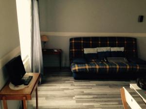 孔特勒克塞維爾的住宿－皮亞琴察一室公寓，客厅配有沙发和桌子
