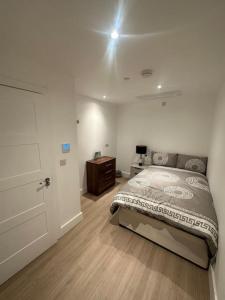 Ліжко або ліжка в номері Beautiful and Spacious 2 bedroom in central london