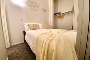 Un pat sau paturi într-o cameră la Heritage Luxe Retreat on Queens