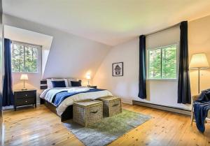 Un pat sau paturi într-o cameră la Le Chalet du Chemin des Pins