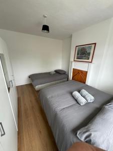 Nice Triple Room at 2 Iveragh Rd-7 في دبلن: غرفة نوم بسريرين في غرفة