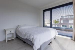 Moderne ruime luxe villa in Uden, Nederland tesisinde bir odada yatak veya yataklar