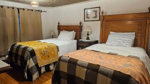 a bedroom with two beds and a window at Charming house in Zuleta Mariano and Pastora in Zuleta