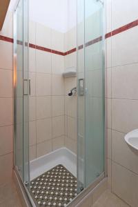 W łazience znajduje się prysznic ze szklanymi drzwiami. w obiekcie Apartments with a parking space Pag - 18345 w mieście Pag