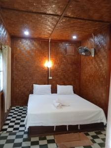 a bedroom with a large white bed in a room at Vang Vieng Bungalows in Vang Vieng