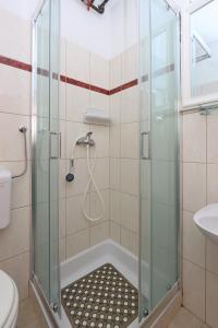łazienka z prysznicem i toaletą w obiekcie Apartments with a parking space Pag - 18345 w mieście Pag