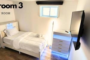 Posteľ alebo postele v izbe v ubytovaní Entire luxury home with hot tub, free EV station, Bell Fibe WiFi, Playstation 5, Fire Pit & BBQ