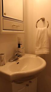 Kúpeľňa v ubytovaní Entire luxury home with hot tub, free EV station, Bell Fibe WiFi, Playstation 5, Fire Pit & BBQ