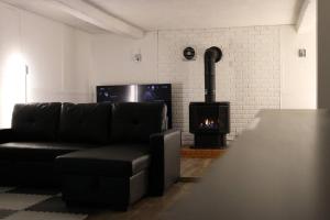 Posedenie v ubytovaní Entire luxury home with hot tub, free EV station, Bell Fibe WiFi, Playstation 5, Fire Pit & BBQ
