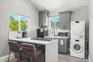 cocina con fregadero, lavadora y secadora en New Modern Cozy Guest House, Parking, Pet Friendly in Mar Vista! en Los Ángeles