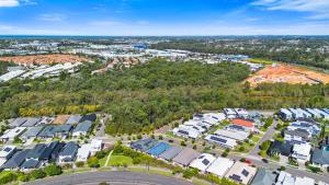 - une vue aérienne sur une ville avec des maisons dans l'établissement Tranquil Retreat Brisbane North, à North Lakes