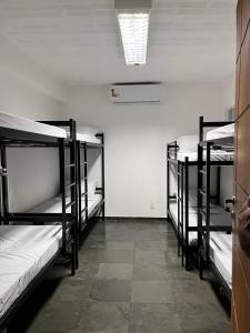 里約熱內盧的住宿－Arcos Da Lapa Hostel，走廊上设有三张双层床。
