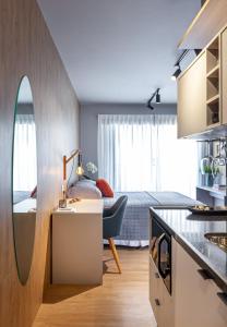 Una cocina con fregadero y una habitación con cama. en Studio Moderno com Piscina e Academia completa na Cobertura excelente espaço de Coworking Próximo ao Aeroporto de Congonhas e SP Expo, en São Paulo