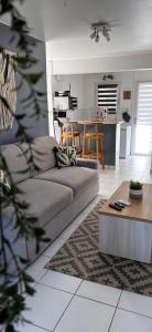 אזור ישיבה ב-Superbe studio de standing à 800m de la mer des Caraïbes le hameau de beauregard sainte anne